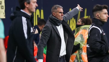 Garitano dirigiendo al Cádiz CF en el banquillo del Nuevo Mirandilla.