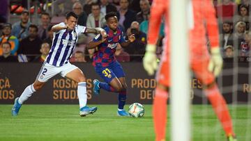 Pedro Porro, con Ansu Fati durante el Barcelona-Valladolid.