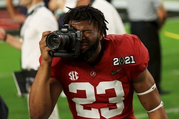 El apoyador Jerez Parks, número 23 de los Alabama Crimson Tide, hace de improvisado fotógrafo para inmortalizar el triunfo de su equipo sobre los Ohio State Buckeyes en los playoffs del Campeonato Nacional de Fútbol Universitario (NCAA). El escenario que albergó el encuentro fue el Hard Rock Stadium de Miami, Florida.