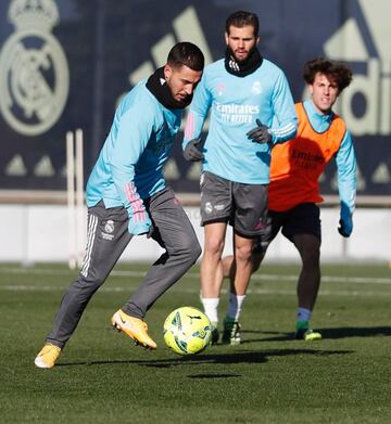 Hazard, ante Nacho y Odriozola, durante un entrenamiento del Madrid.