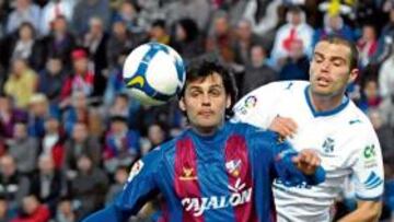 <b>UNA DEFENSA SOLVENTE. </b>Chechu Dorado despeja un balón para alejar el peligro del área local ante la presión de un jugador rival.