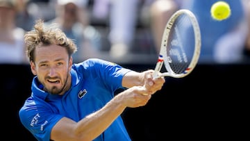 Rosmalen (Netherlands), 13/06/2025.- Daniil Medvedev of Russia in action during the men's singles quarterfinal match against Reilly Opelka of the USA at the Libema Open tennis tournament in Rosmalen, the Netherlands, 13 June 2025. (Tenis, Países Bajos; Holanda, Rusia) EFE/EPA/SANDER KONING