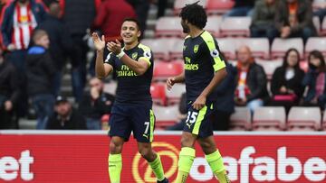 SUNDERLAND, ENGLAND - OCTOBER 29:  Alexis Sanchez (L) of Arsenal celebrates scoring his team&#039;s fourth goal with his team mate Mohamed Elneny (R) during the Premier League match between Sunderland and Arsenal at the Stadium of Light on October 29, 2016 in Sunderland, England.  (Photo by Ian MacNicol/Getty Images)