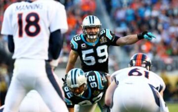 Luke Kuechly, linebacker de Panthers, comandando la defensa de Panthers.