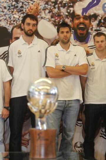 El Real Madrid de baloncesto visita el Ayuntamiento y la Comunidad de Madrid después de haber conseguido el titulo de la liga Endesa