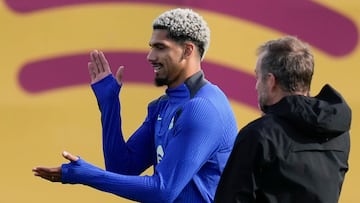 Araújo, con Flick de espaldas.