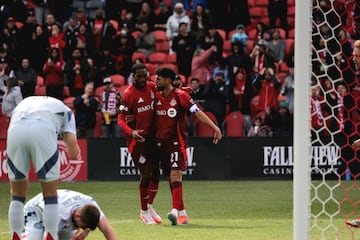 Jonathan Osorio y Tyrese Spicer celebran el primer gol del Toronto FC en el BMO Field en 2025.