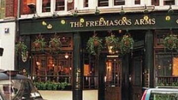 <B>LA CUNA DEL FÚTBOL</B>. Hoy es un coqueto pub de fachada moderna, pero su interior guarda el espíritu de la creación del fútbol.