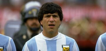 Pasarella puede presumir ser el único futbolista argentino que estuvo en los dos planteles campeones del mundo. En Argentina 78 incluso fue el que levantó el título al ser el capitán de su país.