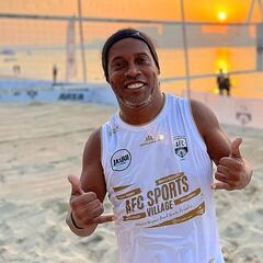 “Me encantaría que Ronaldinho venga a mi despedida en Chile; tengo contacto con él”