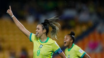AMDEP5860. MEDELLÍN (COLOMBIA), 03/09/2024.- Priscila Flor da Silva de Brasil celebra su gol este martes, en un partido del grupo B de la Copa Mundial Femenina sub-20 entre las selecciones de Francia y Brasil en estadio Atanasio Girardot en Medellín (Colombia). EFE/ Luis Eduardo Noriega Arboleda