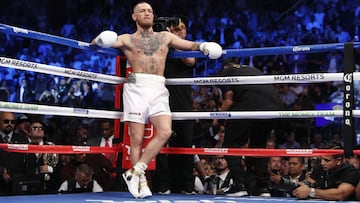 Conor McGregor posa en la esquina del ring durante su combate de boxeo ante Floyd Mayweather.