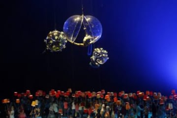 TOR101- TORONTO (CANADÁ), 10/07/2015.- Artistas de la compañía canadiense Circo del sol durante su actuación en la ceremonia de inauguración de los Juegos Panamericanos hoy, viernes 10 de julio. EFE/Javier Etxezarreta.