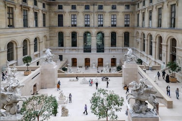 Los Caballos de Marly (Chevaux de Marly) se encuentran en una ubicación muy destacada y espectacular dentro del Museo del Louvre.

Estas esculturas fueron realizadas por Guillaume Coustou para el parque del Château de Marly. Los ejemplares que se encuentran en el Louvre son los originales, y fueron trasladados al interior del museo para protegerlos de los elementos.