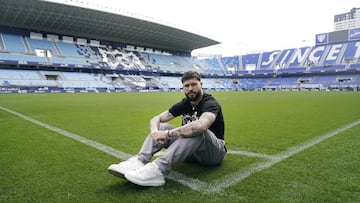 Dani Sánchez posa para As en el césped de La Rosaleda.
