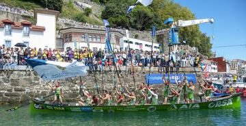 Los chicos de la trainera de Hondarribia celebran la victoria en la Bandera de la Concha masculina.