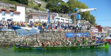 Los chicos de la trainera de Hondarribia celebran la victoria en la Bandera de la Concha masculina. 