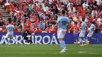 Iago Aspas remata en la acci&oacute;n del tanto del Celta contra el Granada. 