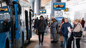 Varias personas sin mascarilla esperan a un autobús en la estación de Metro de Plaza de Castilla, a 8 de febrero de 2023, en Madrid (España).El uso de las mascarillas en los transportes públicos de España deja de ser obligatorio hoy, una vez publicada en el Boletín Oficial del Estado (BOE) la modificación del Real Decreto de 19 de abril de 2022 que aprobó ayer martes, 7 de febrero el Consejo de Ministros. Con la nueva medida, la mascarilla solo es obligatoria en hospitales, centros de salud, clínicas dentales, centros de reproducción humana asistida, centros de interrupción voluntaria del embarazo y farmacias. La retirada de las mascarillas en los transportes se produce casi un año después de que su uso dejase de ser obligatorio en el exterior.
08 FEBRERO 2023;MADRID;TRANSPORTE PÚBLICO;PRIMER DIA SIN MASCARILLAS
A. Pérez Meca / Europa Press
08/02/2023