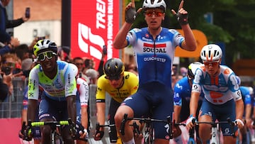 Tim Merlier celebra su triunfo en la meta de Fossano.