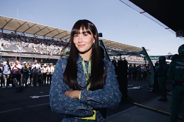 Fernando Alonso y Aitana Ocaña posan en el box de Alpine durante el Gran Premio de México de Fórmula 1.