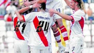 <b>BUEN INICIO. </b>Los jugadores del Rayo, tras marcar un gol.