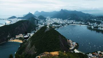 Vista aérea de las playas de Rio de Janeiro en un día gris, lluvioso.