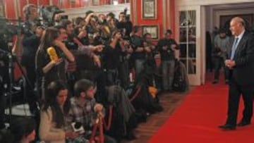 ALFOMBRA ROJA. En la imagen, Del Bosque, Premio Trayectoria en 2012, antes de atender a los medios que abarrotaban el Palace.