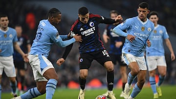 Elyounoussi, ante el Manchester City.