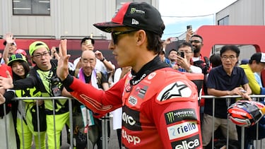 Ducati Lenovo Team rider Marc Marquez of Spain greets fans prior to the MotoGP class practice session of the Japanese MotoGP Grand Prix at Mobility Resort Motegi in Motegi, Tochigi prefecture on September 26, 2025. (Photo by TOSHIFUMI KITAMURA / AFP)