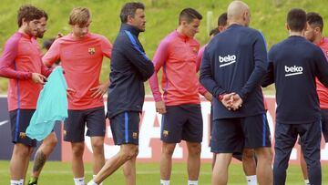 GRA099. STAFFORDSHI (REINO UNIDO), 26/07/2016.- Los jugadores y el entrenador del FC Barcelona, Luis Enrique (3i), durante el entrenamiento que ha realizado hoy el equipo azulgrana en St George&#039;s Park en Staffordshire, para preparar el partido de pretemporada que disputar&aacute; el s&aacute;bado 30 de julio contra el Celtic de Glasgow. EFE/Sean Dempsey