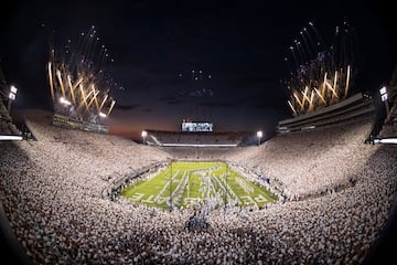 Los Penn State Nittany Lions (equipo deportivo de la Universidad Estatal de Pensilvania) puede disfrutar de este monumental estadio ubicado en State College en el estado estadounidense de Pensilvania. Su capacidad es de 106.572 espectadores.