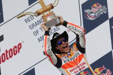 El piloto del equipo Repsol Honda repite victoria en el circuito de Austin, donde nadie más ha ganado en MotoGP, y lo celebra en el podio con el tradicional sombrero tejano.