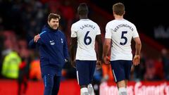 D&aacute;vinson S&aacute;nchez, Jan Vertonghen y Mauricio Pochettino durante un partido del Tottenham por Premier League