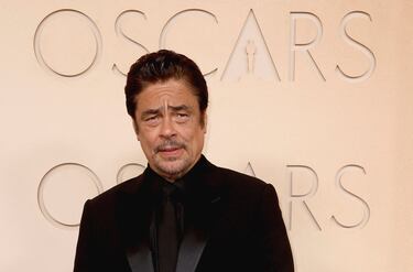 Benicio del Toro posa en la alfombra roja del Dolby Theatre.