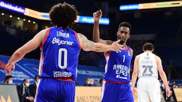 Larkin y Beaubois se felicitan con Llull al fondo en el playoff de 2021.