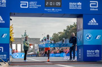 Eliud Kipchoge (Kapsisiywa, 38 años), el prodigioso y espartano atleta keniano que tiene 17 victorias en 19 maratones volvió a deleitar en Berlín con un récord universal de los 42.195 metros en 2h:01:09… a 2:52 cada 1.000 metros y a 20,89 km/h de media Cercad e 200 pasos minuto y una zancada rondando los 180 cm. Un eztraterrestre.