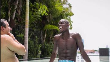 Pogba y Raiola hablan en la piscina... ¿de su próximo club?