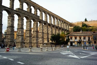 El acueducto de Segovia es la obra de ingeniería civil romana más importante de España. Tiene un recorrido de más de 15.000 metros y un estado de conservación muy bueno. Está construido por 20.400 bloques de piedra unidos por un equilibrio de fuerzas.