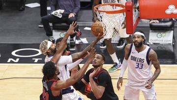 James Johnson penetra a canasta durante el partido de la NBA que ha enfrentado a Chicago Bulls y Dalllas Mavericks