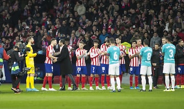 El ex jugador ha recibido en el Wanda Metropolitano un emotivo y merecido homenaje del Atleti, al que se ha sumado el Osasuna, equipo en el que también jugó. En la foto, Juanfran saluda a Saúl. 
