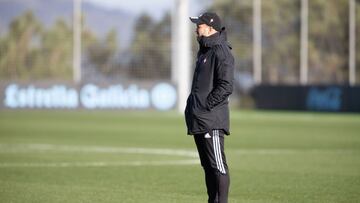 El entrenador Eduardo Coudet observa un entrenamiento del Celta sobre el césped de la ciudad deportiva del club celeste.