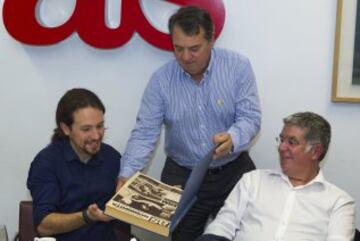 Pablo Iglesias durante la comida en el Diario AS con Juan Mora y Alejandro Elortegui.