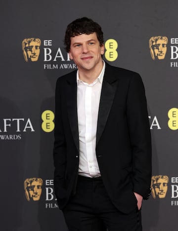 Jesse Eisenberg posa en la alfombra roja de los premios BAFTA 2025 celebrados en el Royal Festival Hall del Southbank Centre de Londres.