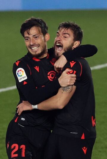 Silva celebra con Portu el gol de la Real.