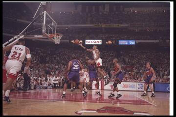 Una Final en la que cinco de los seis partidos tuvieron triunfo visitante, incluido el sexto y definitivo, con el triple de John Paxson que evit¨® que se jugar¨¢ un s¨¦ptimo en Phoenix. Los Suns hab¨ªan ganado 62 partidos y ten¨ªan a Charles Barkley como MVP de la temporada y una ventaja de campo que tiraron siendo el primer equipo que arrancaba una Final con dos derrotas en casa (0-2). Para el recuerdo, la victoria con tres pr¨®rrogas de los Suns en el tercer partido, los 55 puntos de Michael Jordan en el cuarto y el citado triple de Paxson, que fren¨® la reacci¨®n de los Suns. Jordan promedi¨® 41 puntos, 8,5 rebotes y 6,3 asistencias. Y la Final comenz¨® con minuto de silencio por Drazen Petrovic, que hab¨ªa fallecido dos d¨ªas antes.
