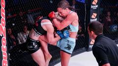 Julia Budd golpea a Olga Rubin durante su combate en Bellator 224.