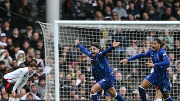 Chelsea's Portuguese midfielder #07 Pedro Neto (C) celebrates after scoring their second goal during the English Premier League football match between Fulham and Chelsea at Craven Cottage in London on April 20, 2025. (Photo by Glyn KIRK / AFP) / RESTRICTED TO EDITORIAL USE. No use with unauthorized audio, video, data, fixture lists, club/league logos or 'live' services. Online in-match use limited to 120 images. An additional 40 images may be used in extra time. No video emulation. Social media in-match use limited to 120 images. An additional 40 images may be used in extra time. No use in betting publications, games or single club/league/player publications. /