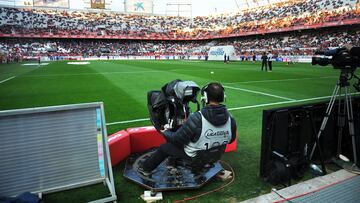 (FILES) A file picture taken on March 1, 2015 shows a television cameraman working during the Spanish league football match Sevilla FC vs Club Atletico de Madrid at the Ramon Sanchez Pizjuan stadium in Sevilla. The race for Spain's La Liga title faces a chaotic conclusion after the country's football federation said on May 6, 2015 it would cancel all domestic matches in a row over TV rights. The proposed shutdown called by the Spanish Football Federation (RFEF) will first affect the penultimate round of fixtures due to take place on May 17. AFP PHOTO / CRISTINA QUICLER  CAMARA DE TELEVISION TV 