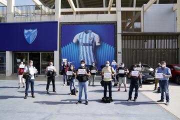 Concentración de fotógrafos y cámaras de televisión en la puerta de La Rosaleda en Málaga
